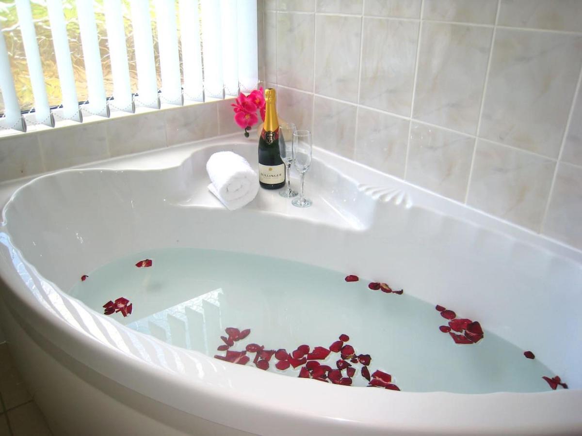 סטרטפורד-אפון-אבון Arden Hill Farmhouse - Hot Tub, Snooker Table, Sleeps 16 מראה חיצוני תמונה
